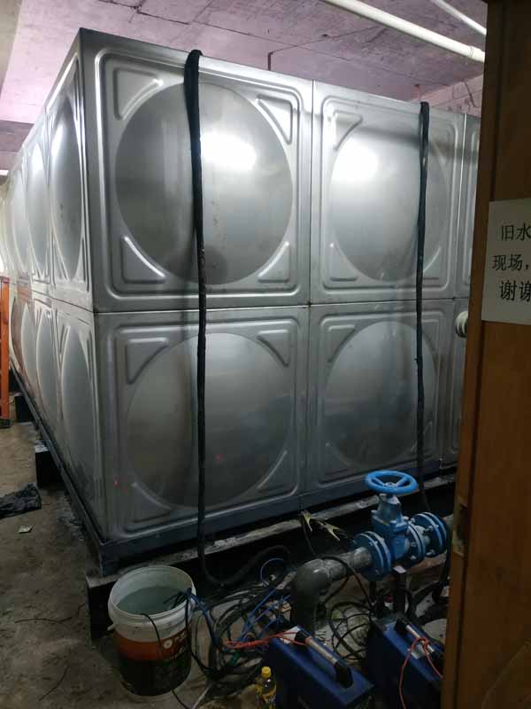 貴州日報30T玻璃鋼水箱撤除，并安裝304不銹鋼水箱